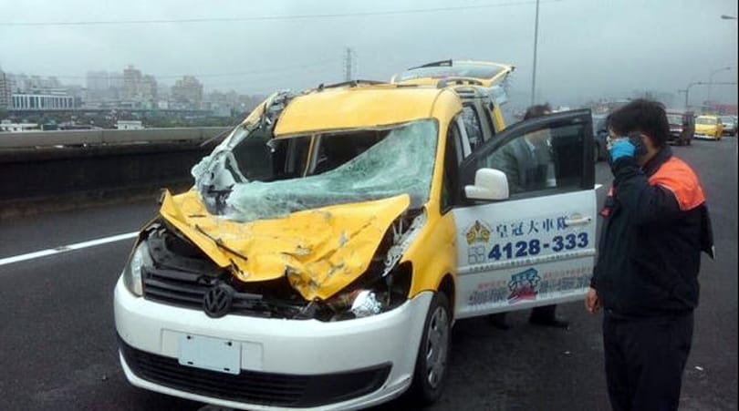 Fotó: Óriási mázlija volt a taxisnak, akinek eltalálta az autóját a lezuhanó tajvani gép