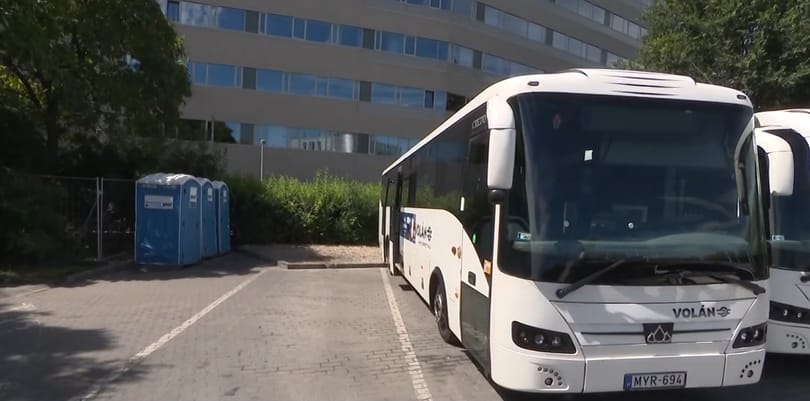 Zárva a mosdó a népligeti buszállomáson, tettek ki mobil WC-t, de az utasok inkább a bokrokat választották