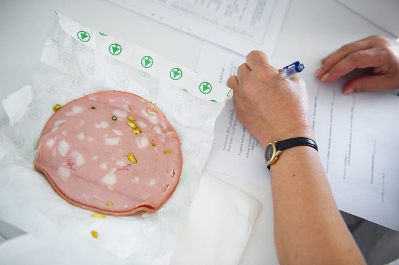Nem kötelező lenyelni – videón a hírhedt élelmiszervizsgálat