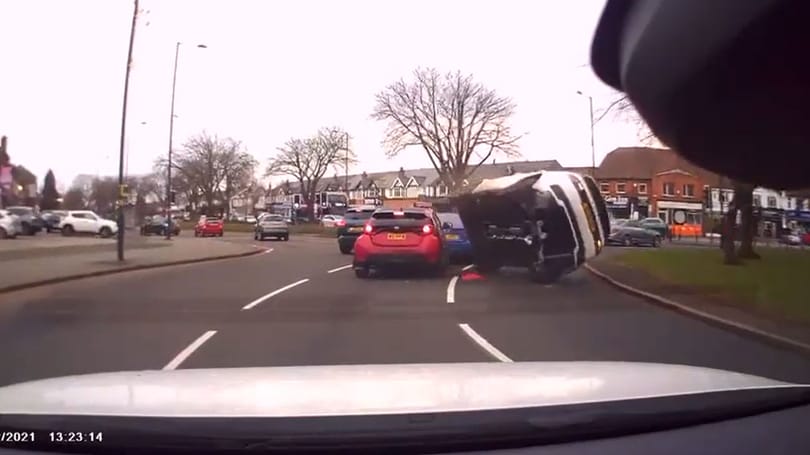 Kis autó is tud nagy bajt okozni egy jókora SUV-nak – videó