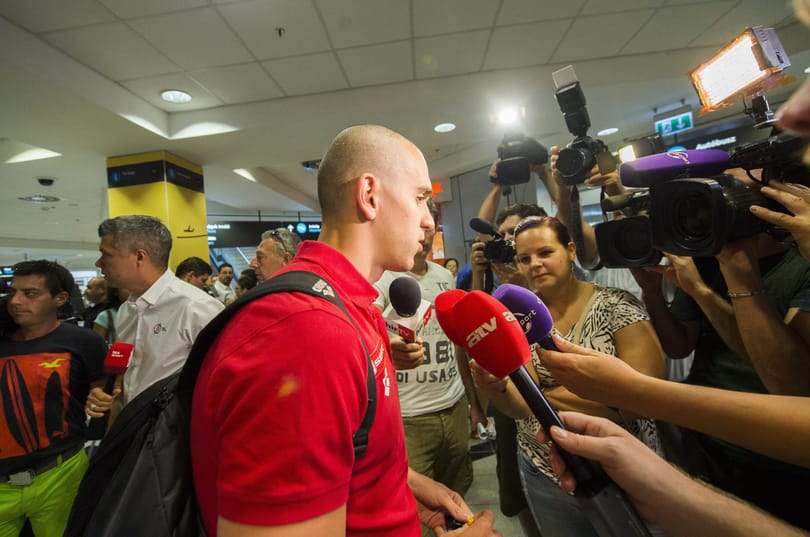 Fotók: Sokan várták Ferihegyen a vizes vb-ről hazatért magyar úszókat