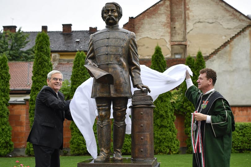 Akar egy nagyon rossz Arany János-szobrot látni?