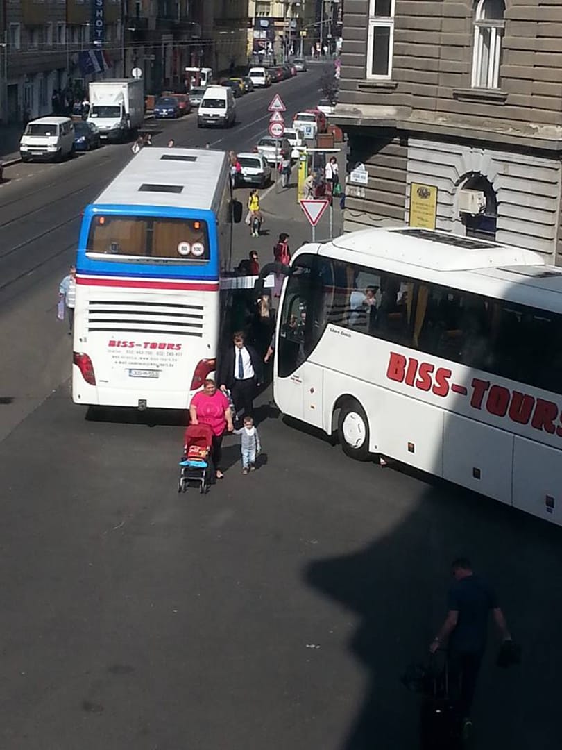 Pökhendi válaszlevelet kapott a hoteltől a turistabuszokra panaszkodó férfi