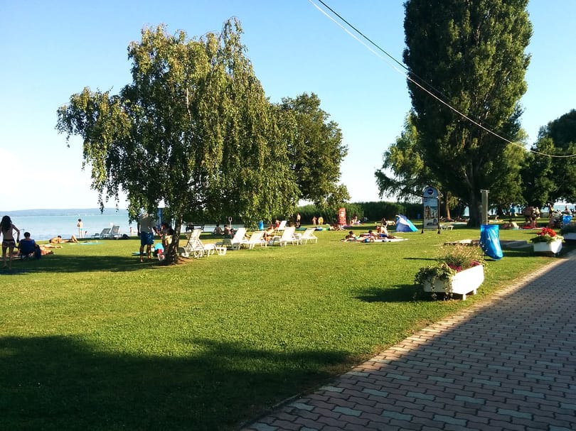Újabb népszerű strand lett fizetős a Balatonnál, de a csúszda ingyenes