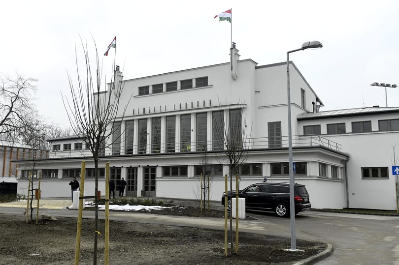 Mészáros gyerekei is építették, 300 millióval drágább lett, de Orbán is elment az avatójára