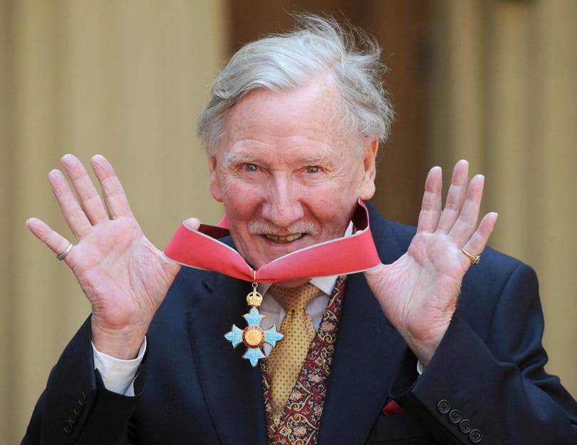 Meghalt Leslie Phillips, a Teszlek Süveg szinkronhangja