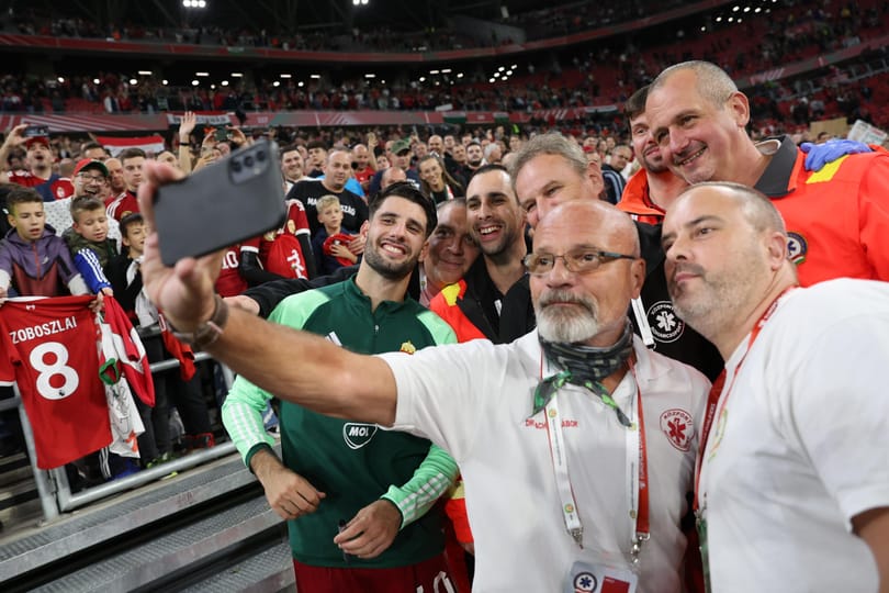 Szoboszlainak a végén még az is belefért, hogy Zacher Gáborral szelfizzen
