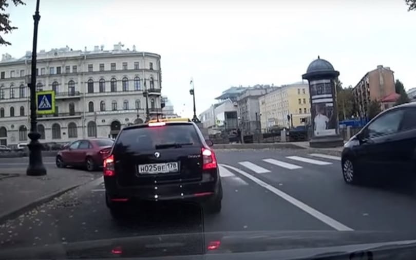 Ez az orosz autós folyóba hajította a gyalogost, aki a kocsijához ért – videó