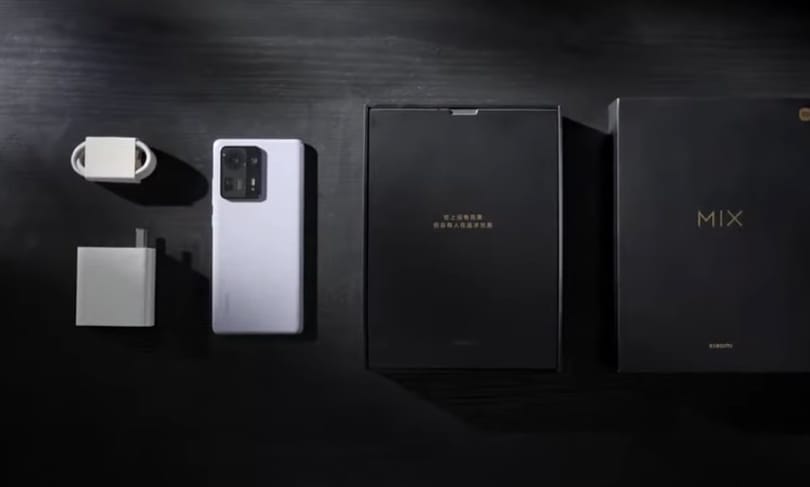 A legilletékesebb mutatja meg, mit rejt a Xiaomi Mix 4 doboza – videó