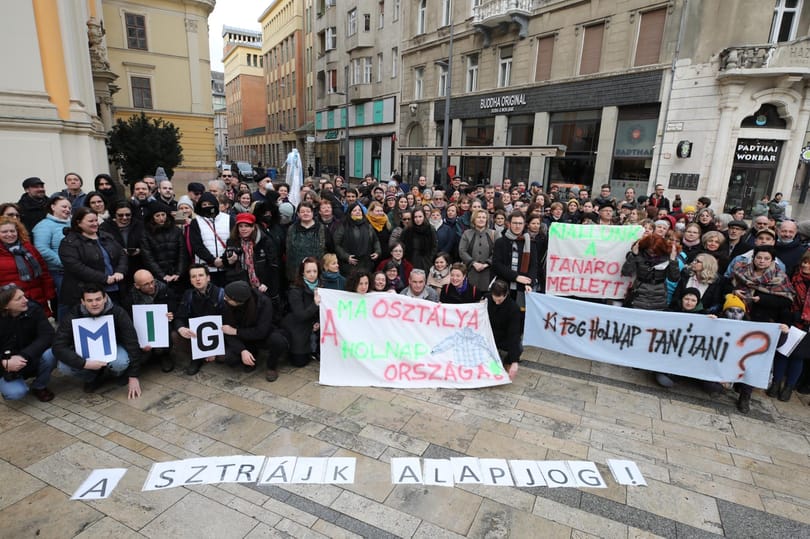 Hat budapesti gimnázium tanárai tartottak közös demonstrációt a sztrájkrendelet ellen