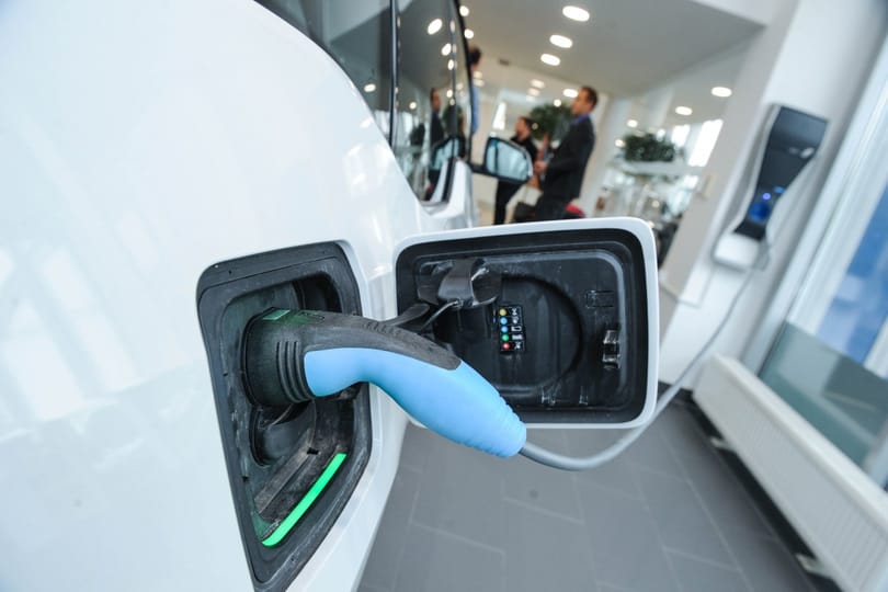 Mától jár a zöld rendszám a tisztán elektromos motoroknak is