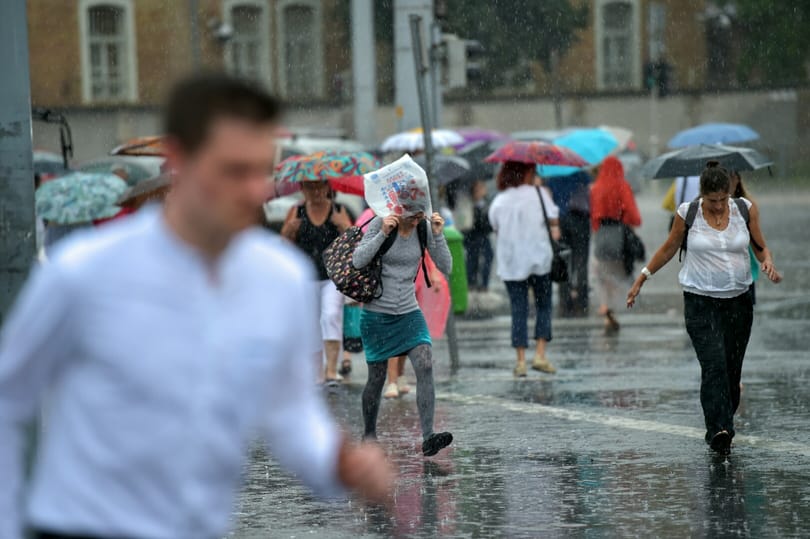 Megkergette a járókelőket a zápor, szörfözött a Combino