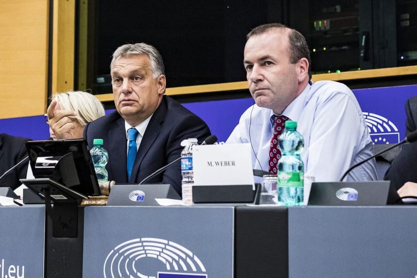 Eljött a nap, amikor fordulatot vehet a Néppárt és a Fidesz bokszmeccse