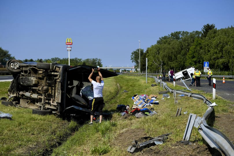 Fotó: 8 ember ült az M1-esen felborult kisbuszban