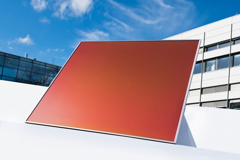 Újdonság a színes napelem, melynek 93%-a energiát termel