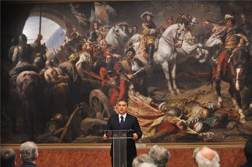 Véres csatajelenet Orbán Viktor háta mögött