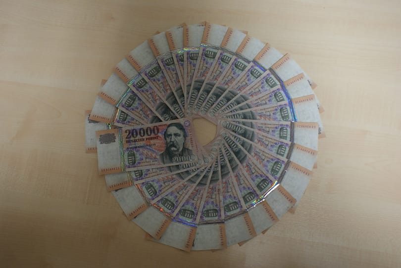 Előzetesben a sokmilliónyi hamis 20 ezrest terítő férfi