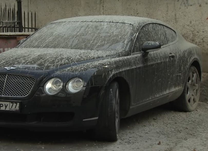 Videó: jeges víz helyett cementet kapott a nyakába az ötvenmilliós Bentley