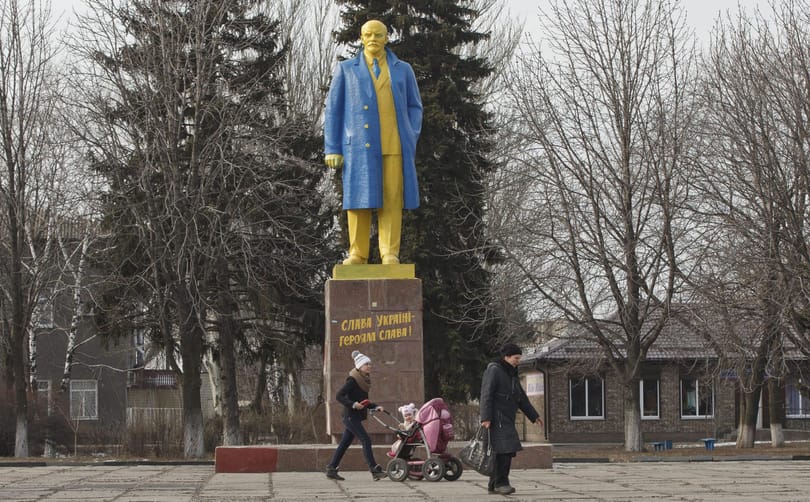 Fotó: Ukrán színekre mázoltak egy Lenin-szobrot