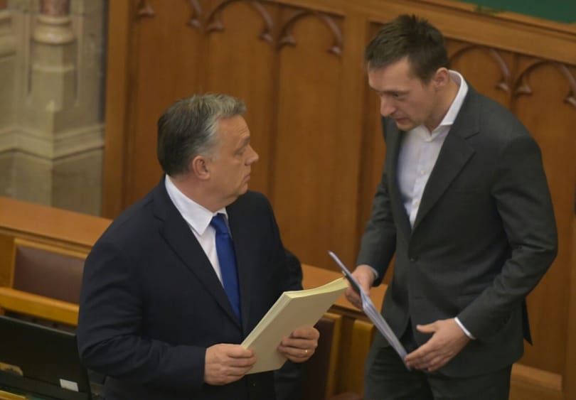Hova tűnt Rogán Antal? És ki az az ifjú káder, aki helyette viszi a szót?