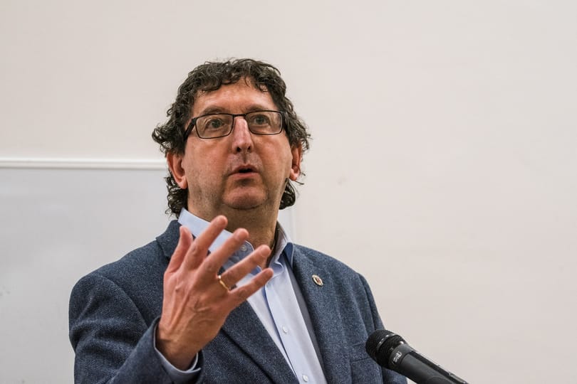 Csaba László: Teljesen elhibázott az akkumulátor-központú fejlesztés