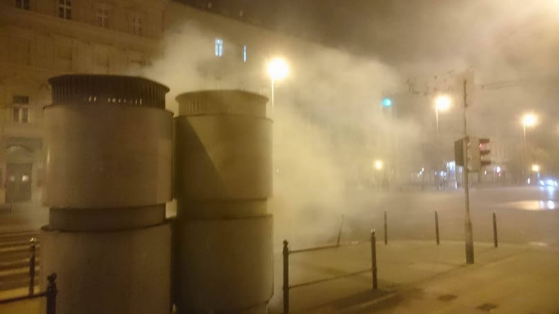 Mi történt már megint a metróval? Dőlt a füst a föld alól az Arany János utcánál (fotók)