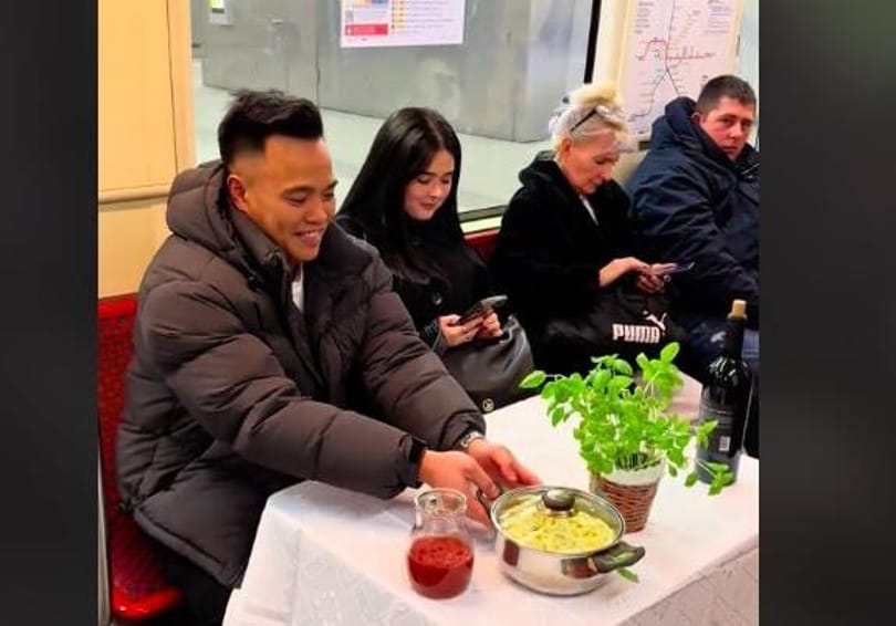 Utasokat ebédeltet meg a budapesti metrón az ázsiai séf