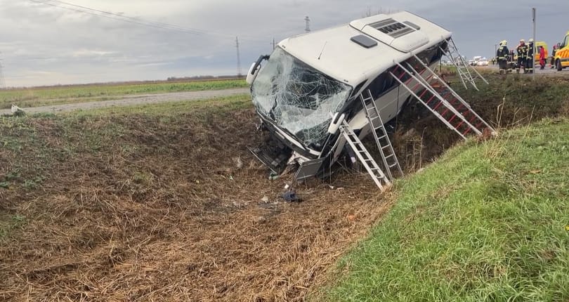 Súlyosabb buszbaleset történt Hódmezővásárhelyen, többen megsérültek
