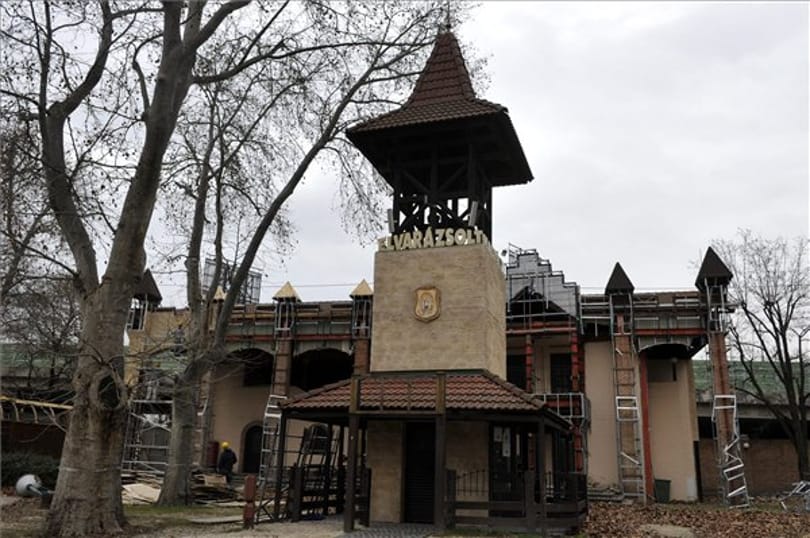 Bontják az egykori Vidámpark két híres játékát – fotók