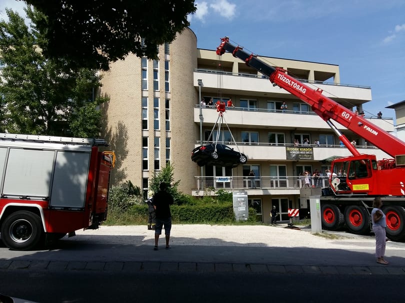 Bajba jutott BMW-t mentettek a tűzoltók – videó