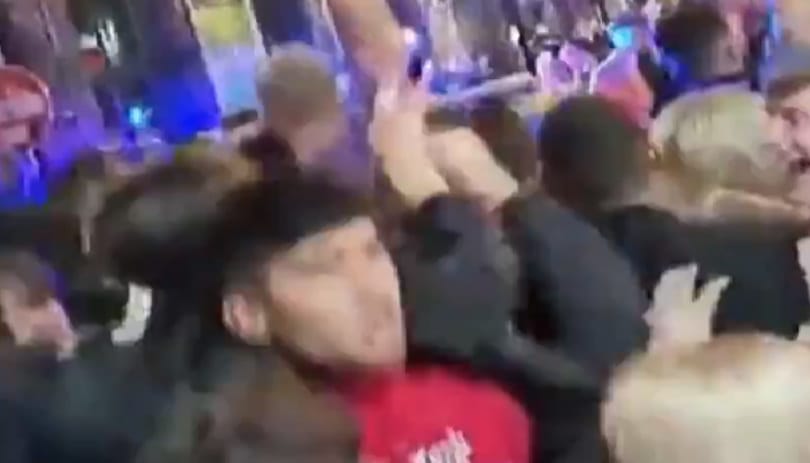 Videón, ahogyan fiatalok tömegei csapatják az utcán Liverpoolban a korai kocsmazárás után