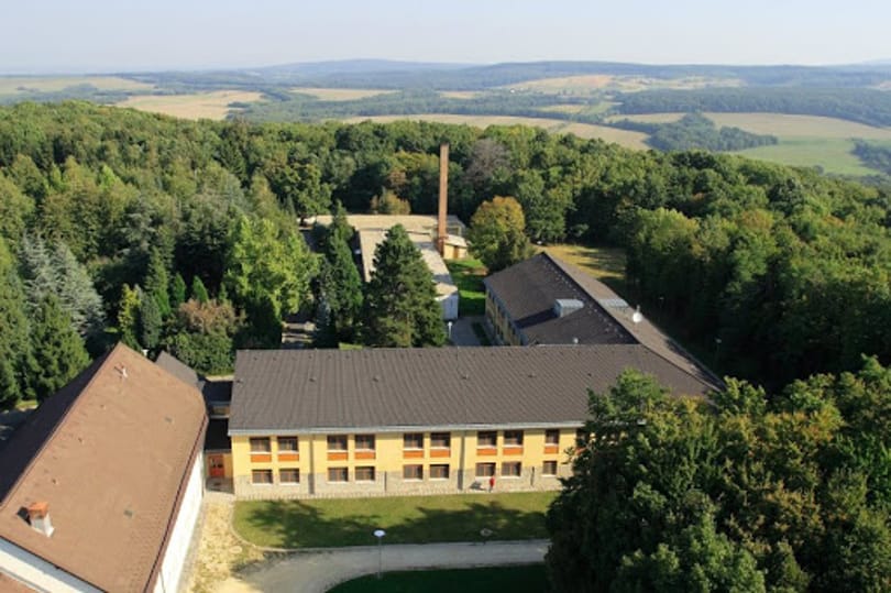 Előszűrésre szolgáló sátrakat állítottak a farkasgyepűi tüdőgyógyintézetnél