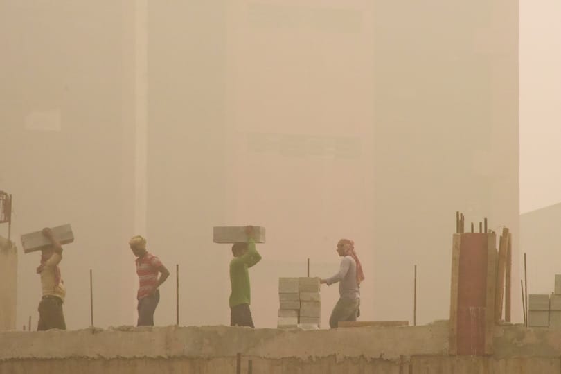 Korlátozások Újdelhiben, de nem a járvány, hanem a szürke, bűzös szmog miatt