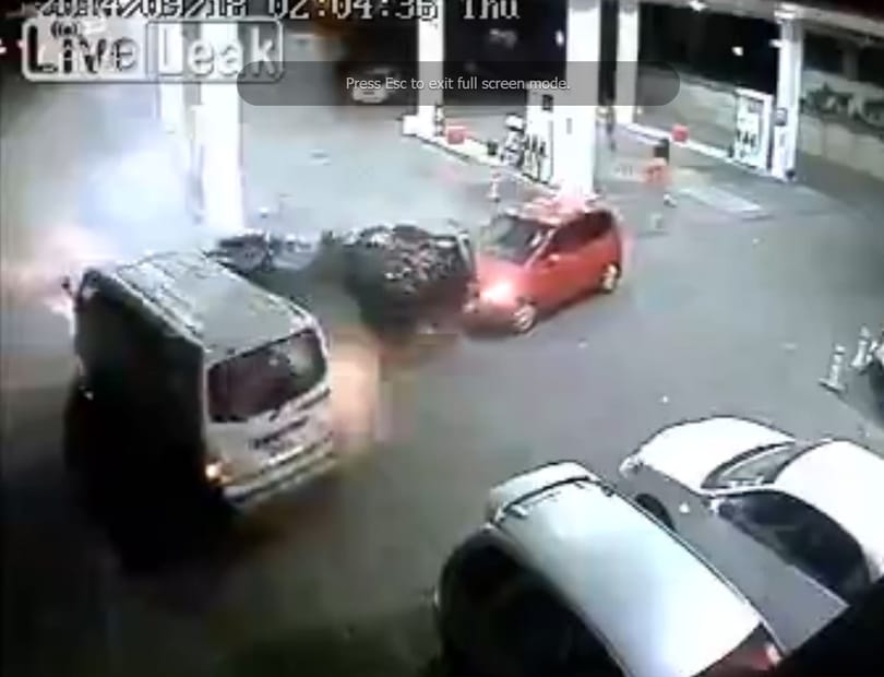 Ennél durvábban nem lehet megérkezni egy benzinkútra – videó