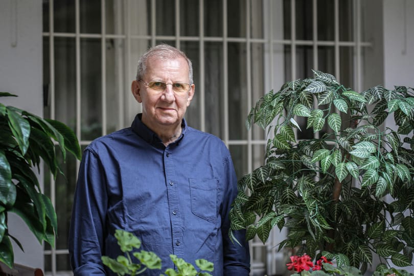 Jolsvai András belenézett egy pancser bankrablás résztvevőinek lelkébe, aztán írt egy habzsolnivaló regényt 