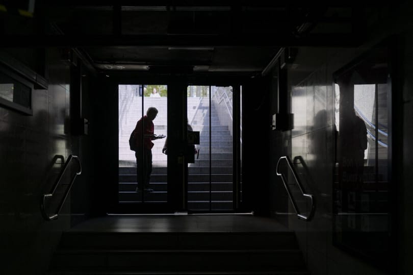 Tapsvihar és éljenzés – így fogadták Madridban, hogy visszajött az áram – videó