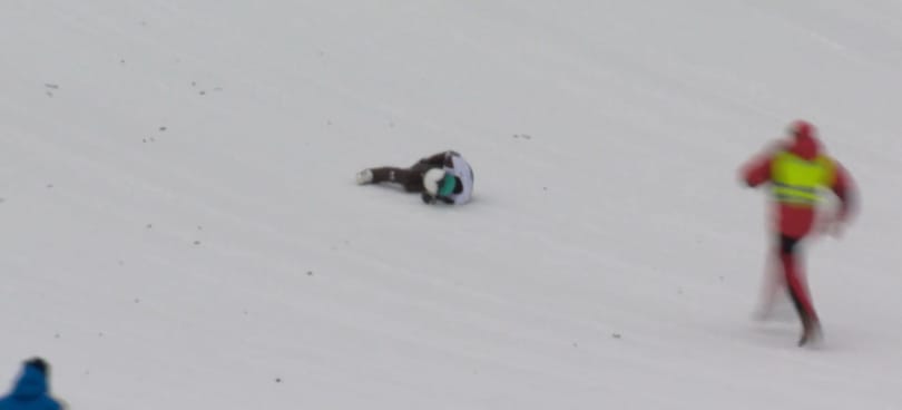 Hihetetlenül nagyot esett az olimpiai bajnok síugró – videó