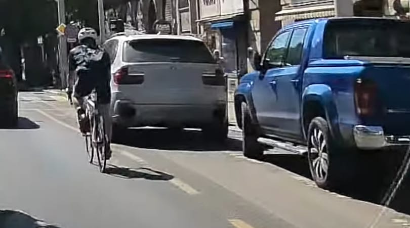 Biciklisávban állt a BMW, de bringástól sem volt szép, amit tett – videó