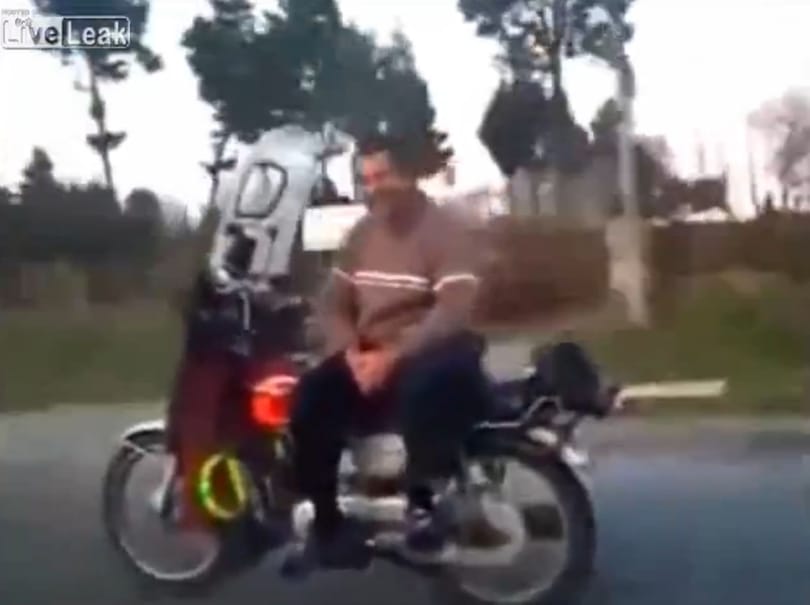 Ez az iráni fickó a világ legvagányabb motorosa? - videó