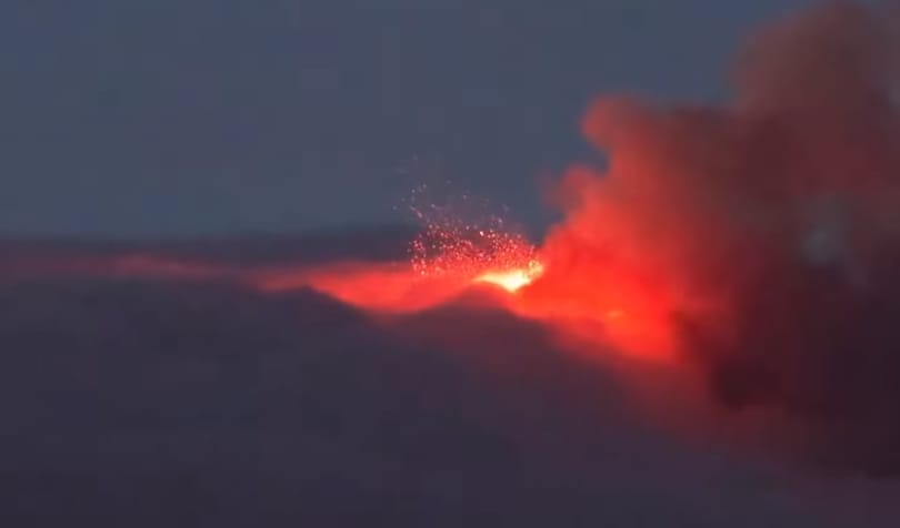 Megint mozgolódik az Etna: több száz méteres lávaszökőkutat lövellt - nézze élőben!