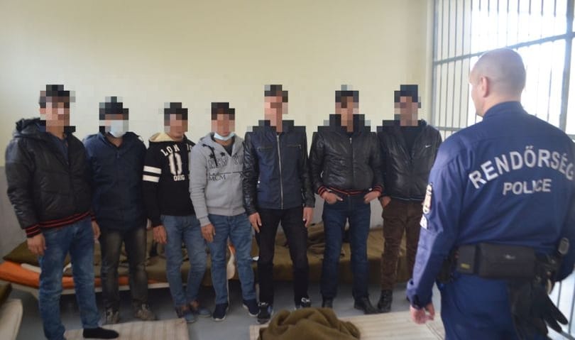 Sétáló afgánokat vittek be az M1-esről késő este