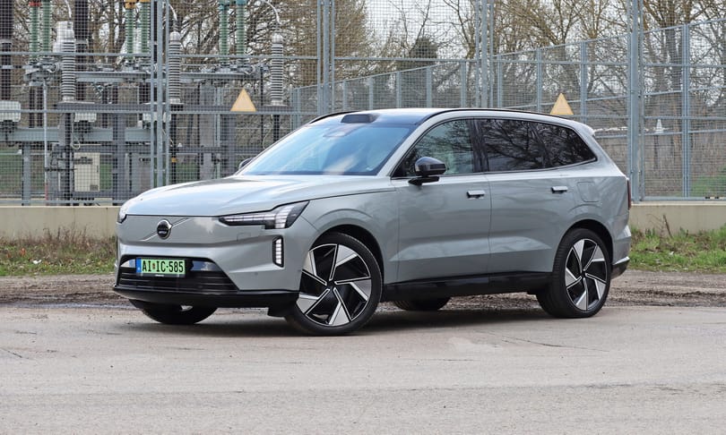 Gigantikus új Volvók egymás ellen: teszten a hibrid XC90 és a villanyos EX90