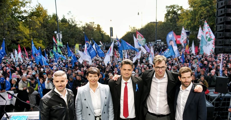 A Fidesz és Gyurcsány is az ellenzéki pártokat pofozza, de ki marad talpon?