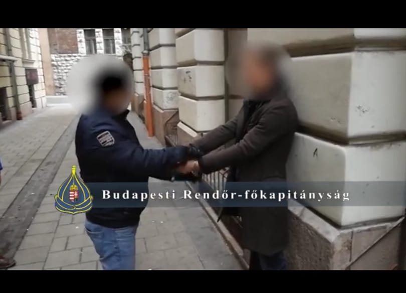 Elkapták a Ferenciek terénél garázdálkodó mutogatós férfit