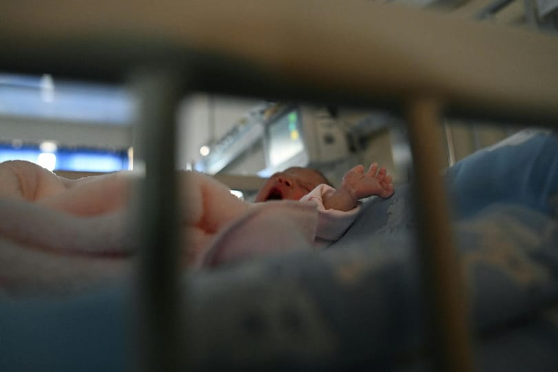 Történelmi mélységbe esett a magyar születésszám márciusban