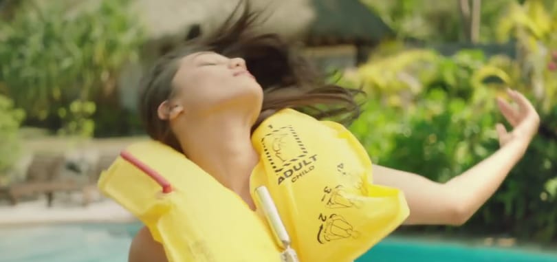 Botrány lett a szexi bikinis modellek által előadott fedélzeti tájékoztatóból – videó