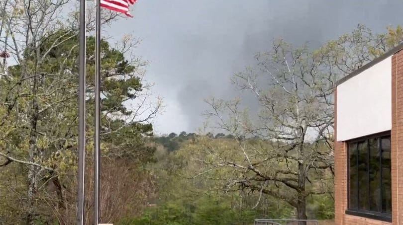 Már 26 halálos áldozatot követelt az USA közép-nyugati és déli területin átsöprő tornádósorozat + videók
