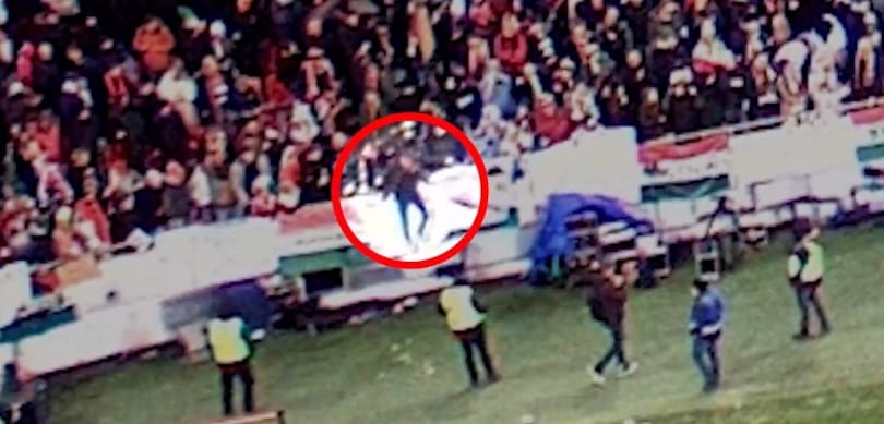 Bokáját törte, amikor a pályára ugrott a Puskás Arénában, és még vádat is emeltek ellene – videó
