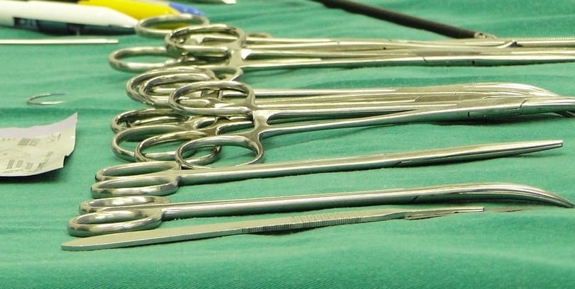 23 év után vették észre a nő hasában a sebészeti csipeszt, amit a császármetszéskor felejtettek benne