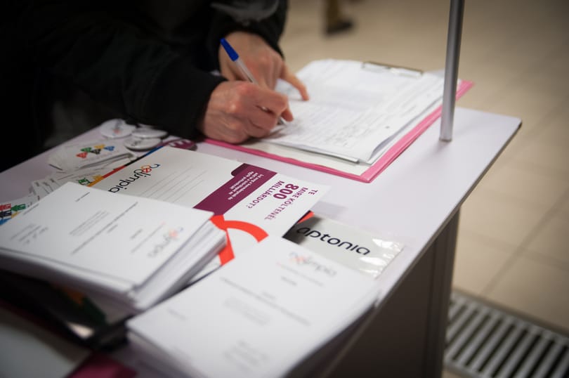 Előzetesben a férfi, aki borosüveggel törte el egy aláírásgyűjtő arccsontját
